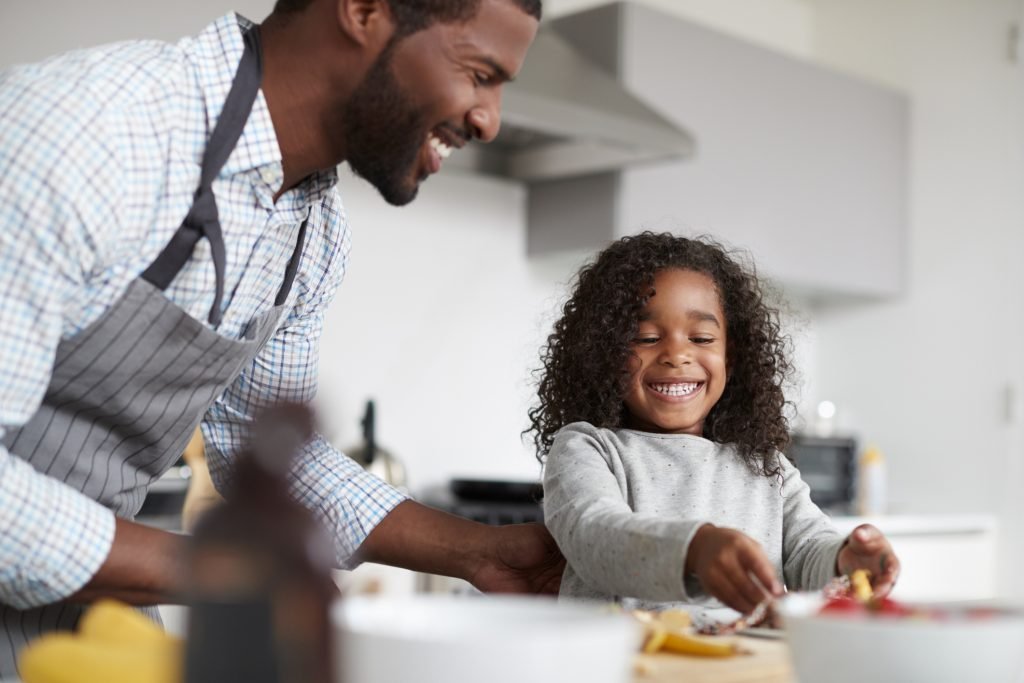 Férias? Criança na cozinha pode incentivar uma alimentação saudável. Imagem: iStock